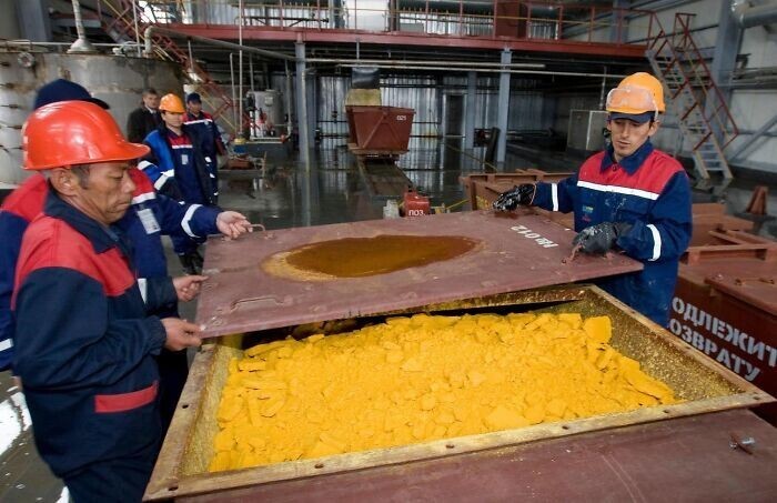 30. Рабочие в Казахстане работают с урановым концентратом