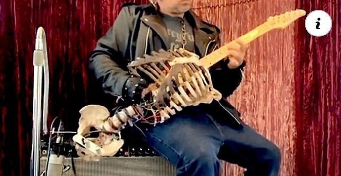 Парень сделал себе гитару из дядюшкиного скелета. Настоящий дэд-метал!