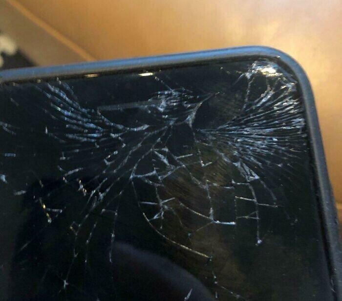  Мой телефон упал, и треснул экран; трещины сложились на нем в колибри