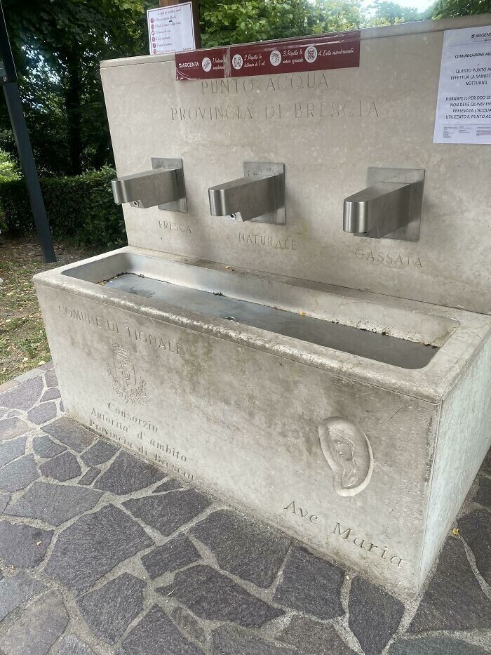 В Италии в маленьких городках можно попить бесплатной воды. Вы можете выбирать между водой с газом, охлажденной или обычной
