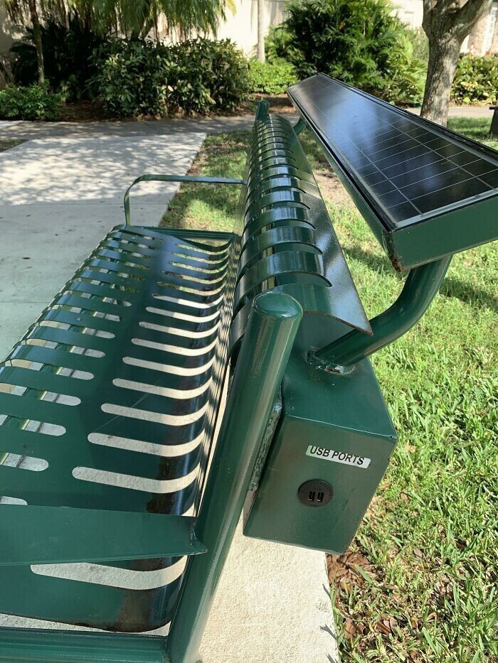 Скамейка на солнечных батареях со встроенной зарядкой для гаджетов