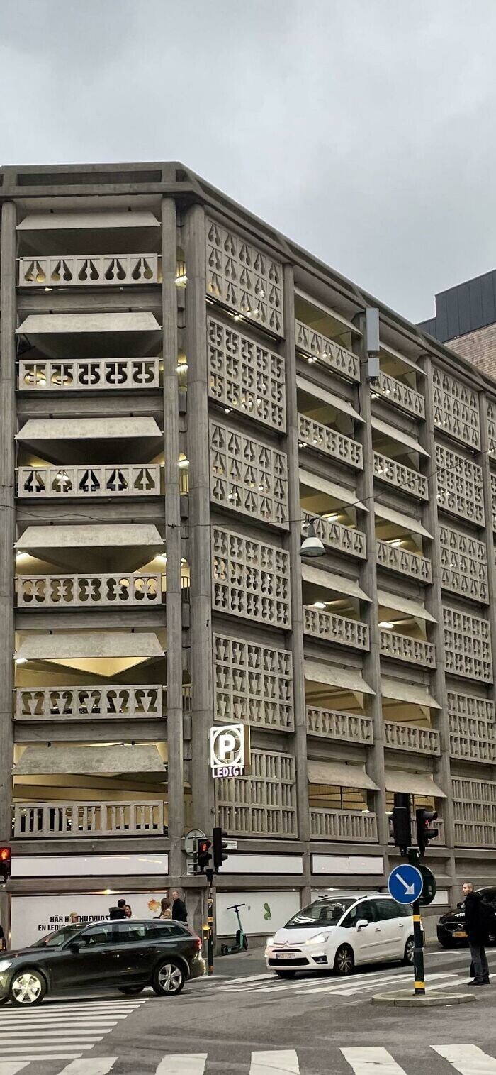  Каждое ограждение парковки показывает, какой это этаж