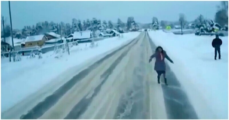 В Ачинске женщина выбежала на дорогу и легла перед автомобилем