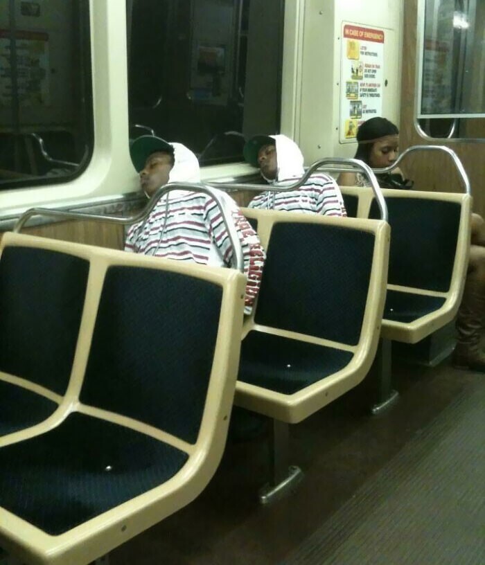 Заснули в метро