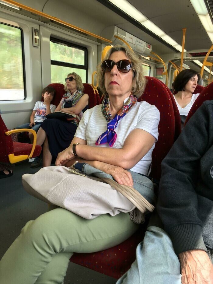 "Я еду в поезде. Эти две леди сели отдельно и совсем не знакомы"