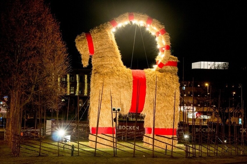 1. В Швеции Рождество празднуют с огромным соломенным козлом