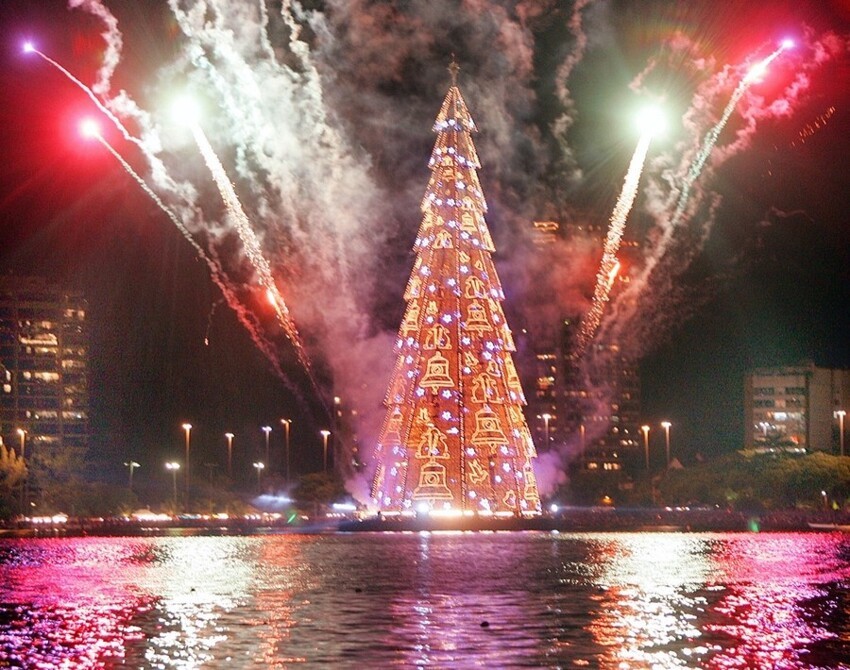 5. Бразилия установила мировой рекорд с самой большой в мире плавучей новогодней елкой