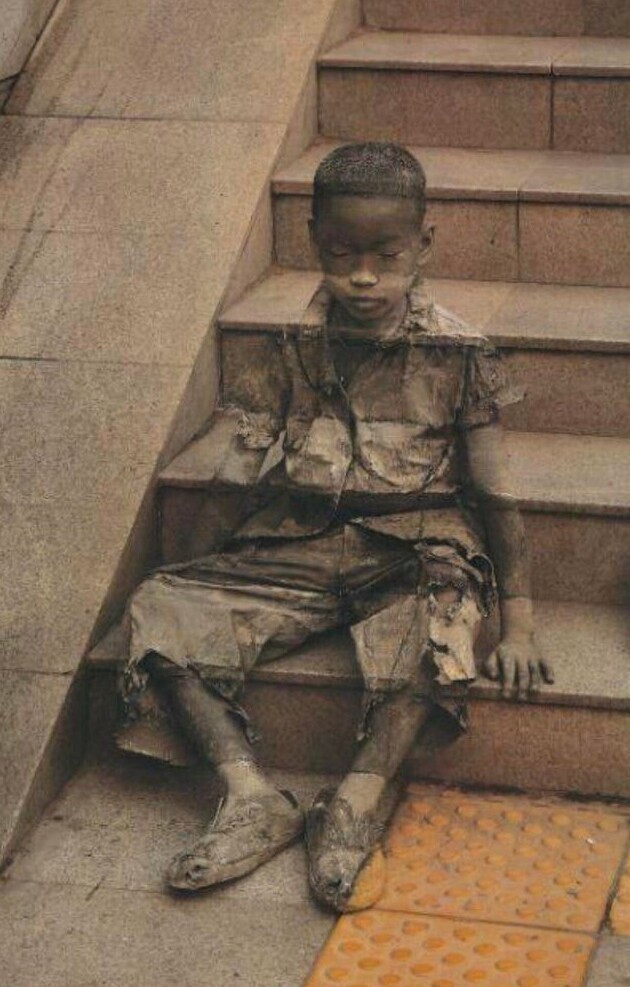 "Невидимая бедность" - уличный рисунок Кевина Ли. Он изобразил ребенка на ступеньках, на которого без раздумий наступают - чтобы проиллюстрировать, насколько незаметными могут быть бедняки, живущие среди нас