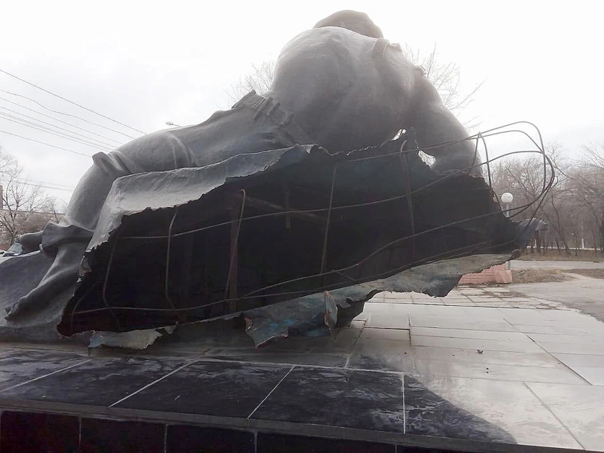 Двое мужчин в Волгограде отпилили от памятника часть на металлолом