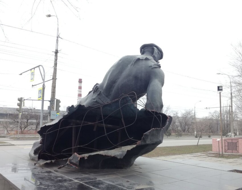 Двое мужчин в Волгограде отпилили от памятника часть на металлолом