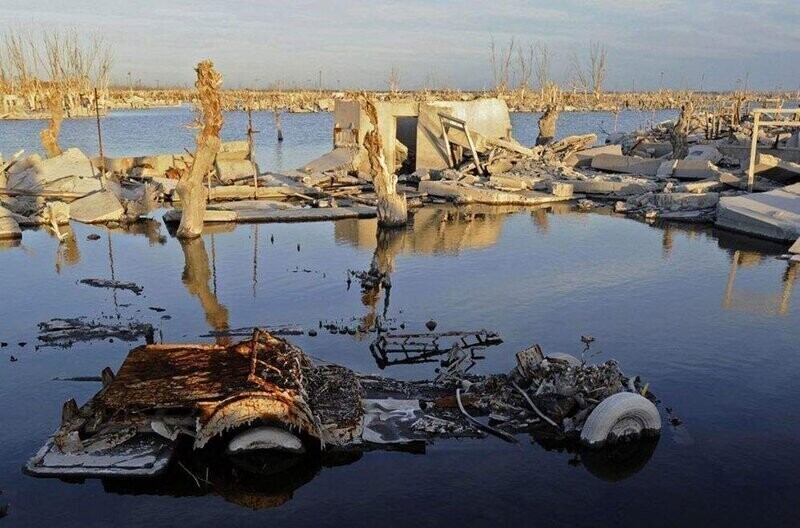 "Аргентинская Атлантида": история курортного городка, который на 20 лет погрузился под воду
