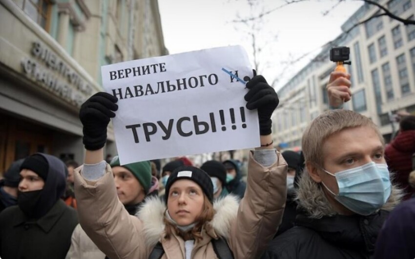 Протестуны: верните Навального в трусы ? Смелые такие. Зачем им трусы Навального?