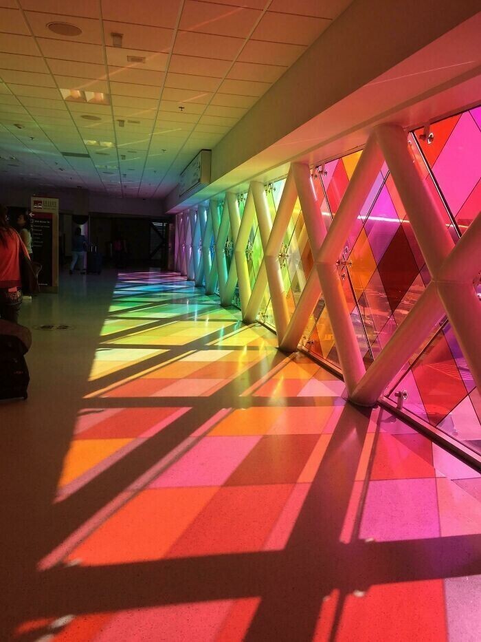 Радужные окна в аэропорту Майями
