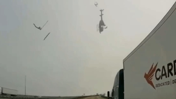 В США попало на видео падение вертолета на оживленную трассу