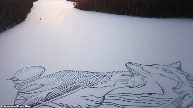 Потрясающая лиса высотой 90 метров на замерзшем озере в Финляндии