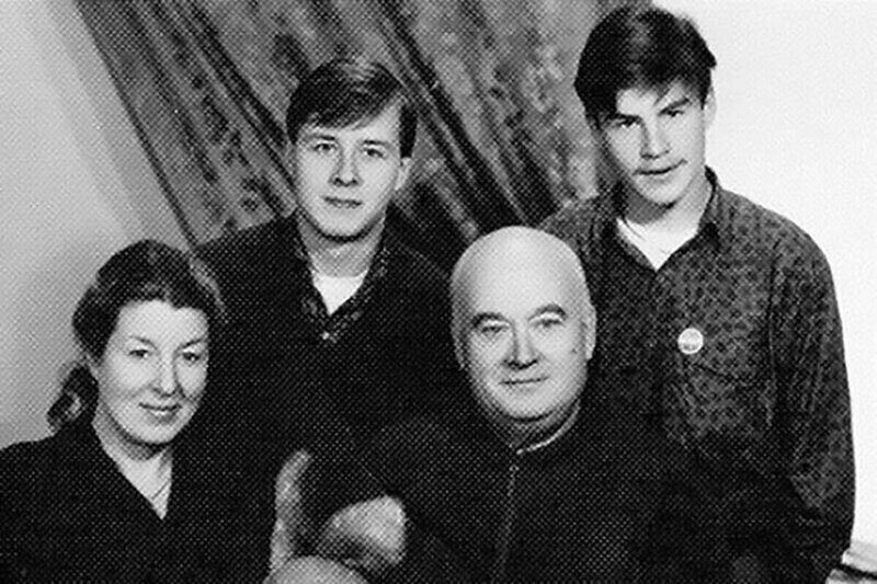 Евгений Моргунов с женой и сыновьями. Кадр из фильма «Евгений Моргунов. Невыносимый балагур»