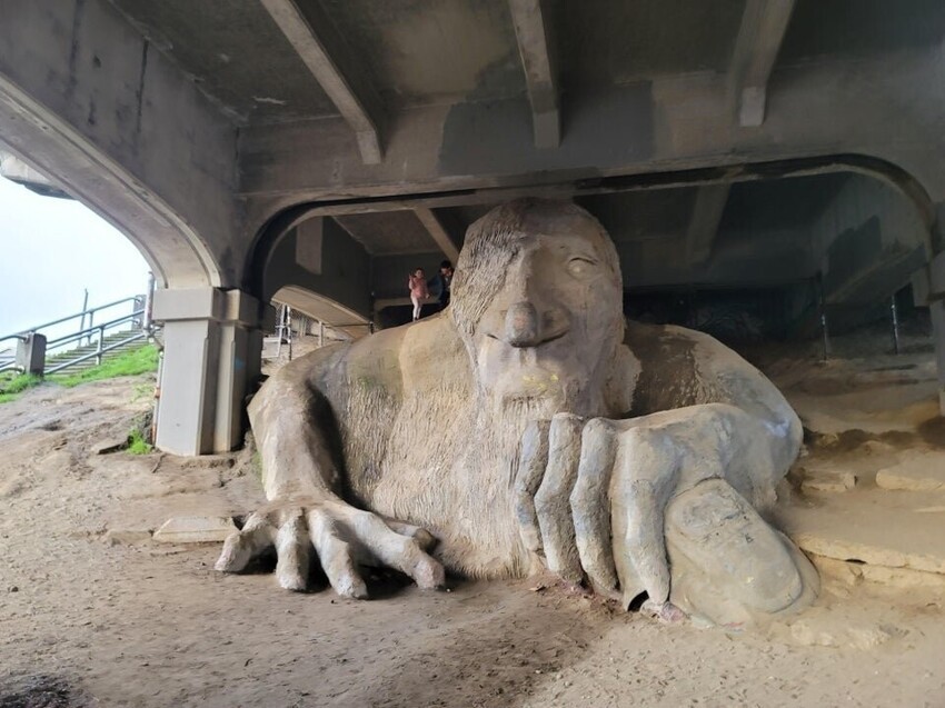 Необычная скульптура Тролля под мостом во Фримонте, США