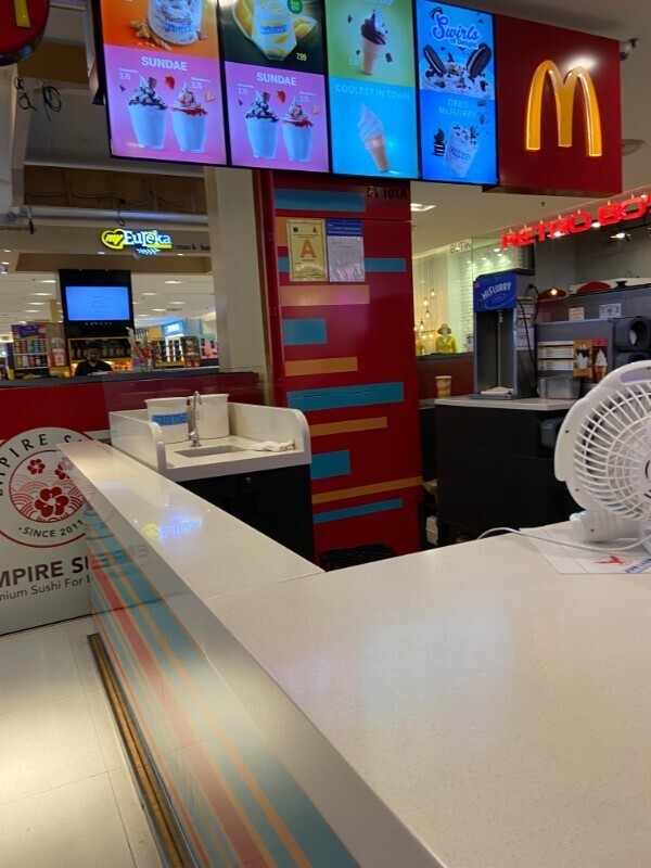 Многие рестораны McDonald’s в Малайзии и других странах продают только мороженое