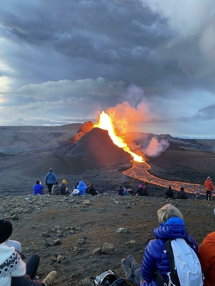 "Этот вулкан находится в нескольких километрах от моего дома в Исландии. Он извергается уже несколько месяцев"