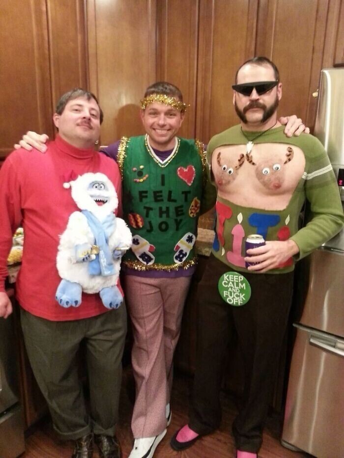 5. "Мои друзья знают толк в дурацких рождественских свитерах"