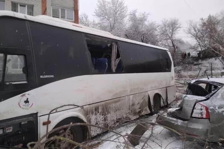 В Саратове у автобуса отказали тормоза и он разнёс двор с припаркованными машинами