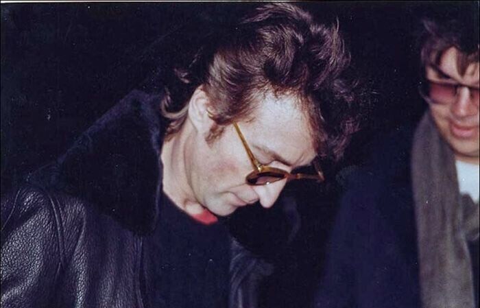 Джон Леннон дает автограф Марку Чапману, человеку, который его убьет, 8 декабря 1980 г.