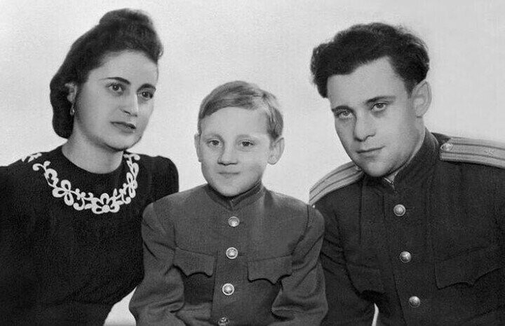 Владимир Высоцкий в детстве с родителями, 1948 год.