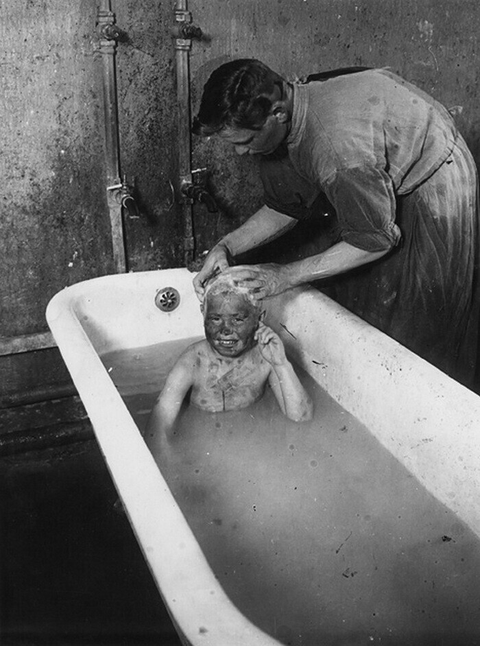 Купание беспризорного мальчика в Покровском приемнике. Москва, 1925.