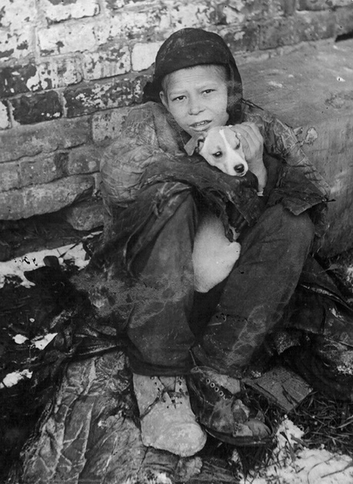 Беспризорный мальчик с собакой. Самара, 1930.