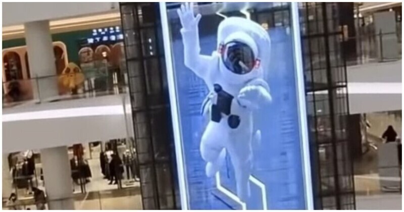 Рекламный экран с астронавтом, стремящимся вырваться наружу