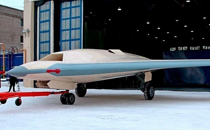 На Новосибирском авиационном заводе выкатили первый лётный образец «Охотника» с плоским соплом