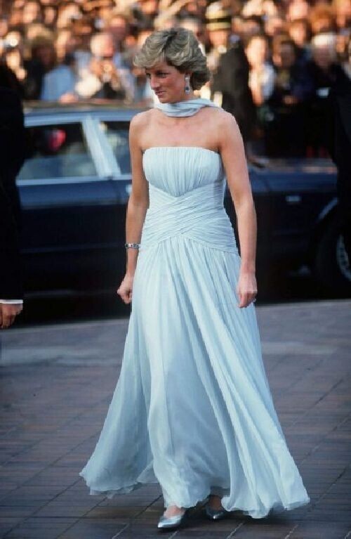 1. Платье принцессы Дианы на Каннском кинофестивале 1987 года - 137 500 долларов