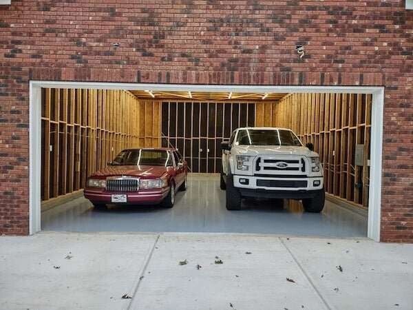 Мужчине обязательно нужен свой гараж, даже если у него нет машины
