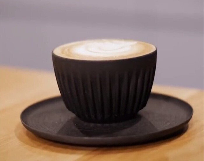 Чашка и блюдце, сделанные из переработанного кофе