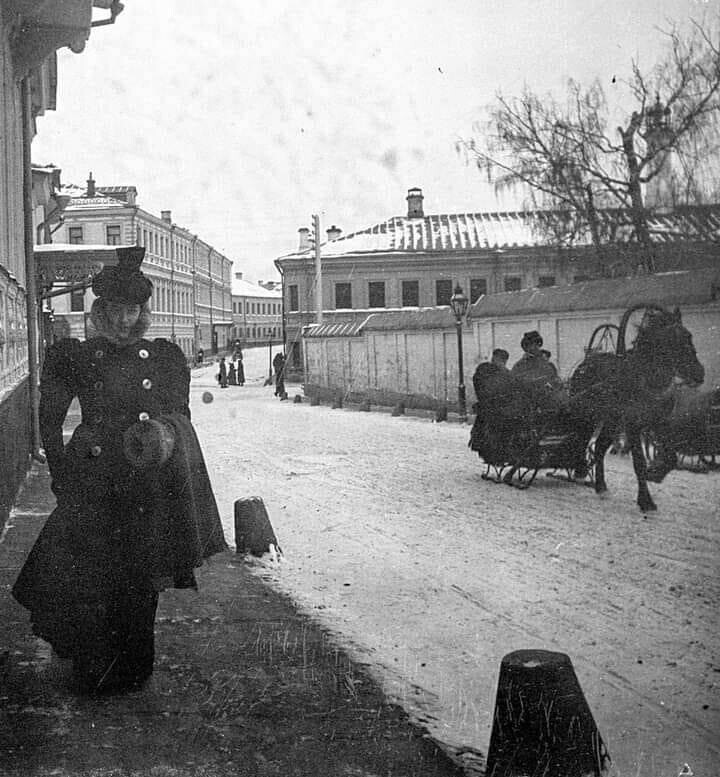  Мысленно перенесемся в 1890-е годы и прогуляемся по Москве тех лет.