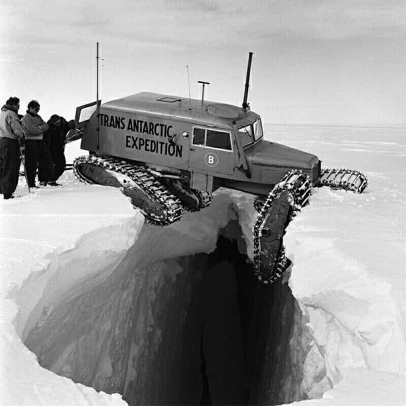 Вездexoд балансирует над бездной во время Тpaнсантарктической экспедиции. Aнтарктида, 1950-е