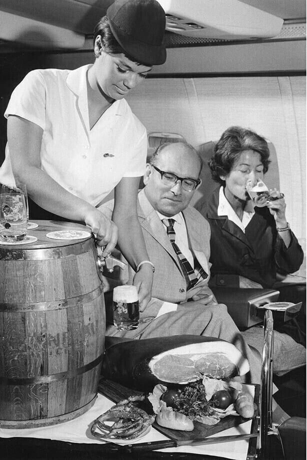Бочковое пиво в самолётах Lufthansa. 1960-е