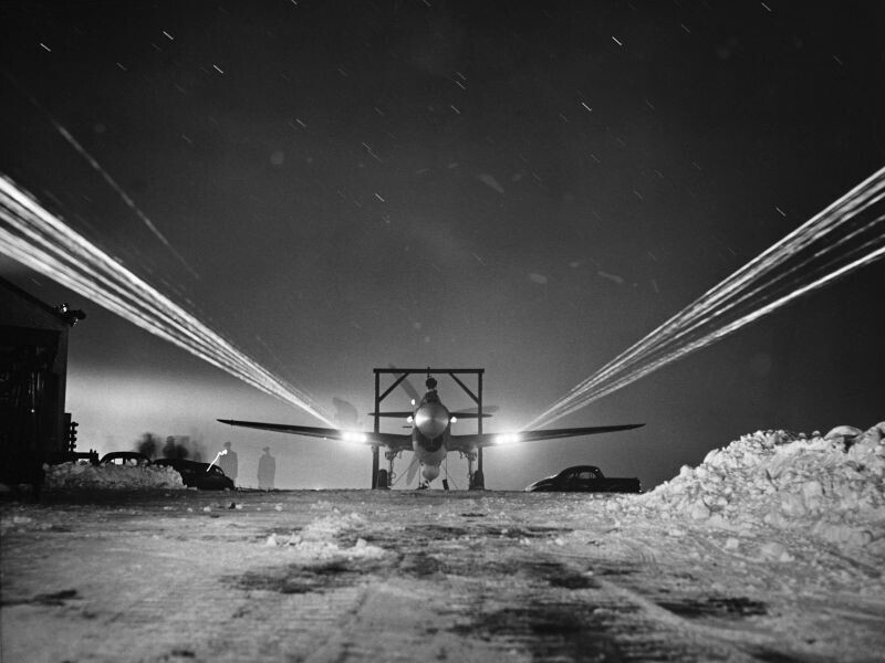 Пристрелка пулеметов американского истребителя P-40 на территории завода «Кёртисс-Райт»