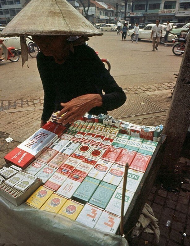  Уличная торговля сигаретами. Сайгон, 1975