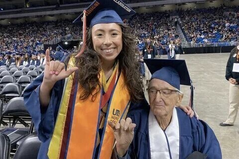 Американка получила диплом университета вместе со своим 87-летним дедушкой