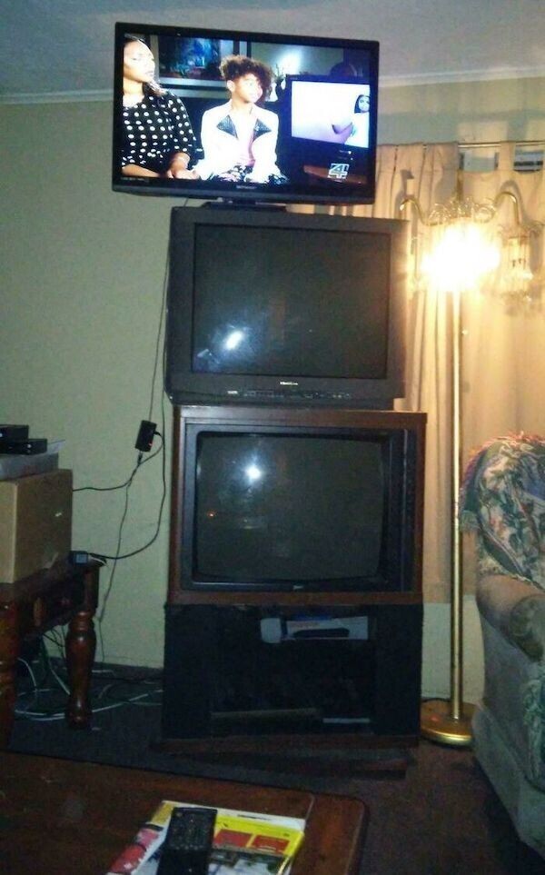 Когда ты слишком ленив, чтобы выбросить старые телевизоры