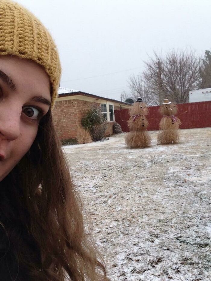 22. "В Техасе недостаточно снега для снеговика, так что моя подруга подошла к делу творчески"