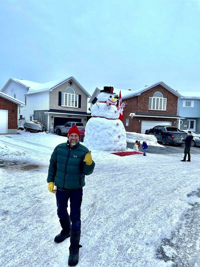 26. "Этот парень слепил 7,5-метрового снеговика, чтобы собрать средства для местного банка продовольствия"