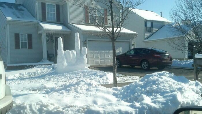 17. "Несколько дней назад я увидел, как мой глухой сосед лепит что-то, что я принял за снеговика. Вчера он закончил этот шедевр ("любовь" на американском жестовом языке)"