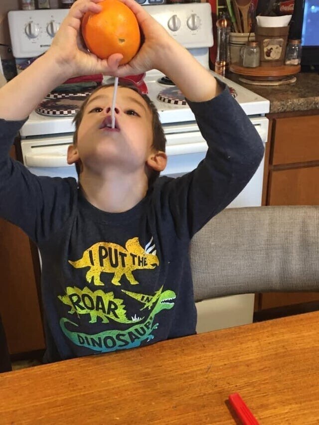 Наш сын попросил трубочку для сока, и решил выпить его сразу из апельсина