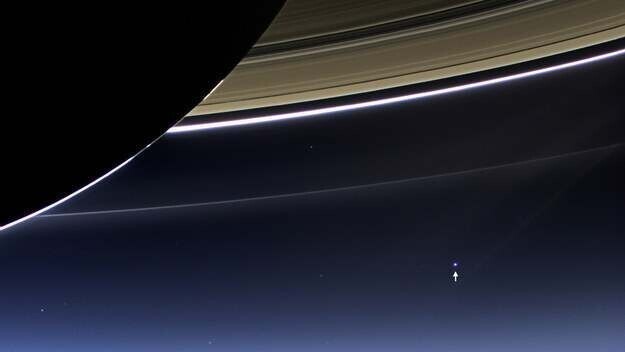 А это вид Земли за кольцами Сатурна.