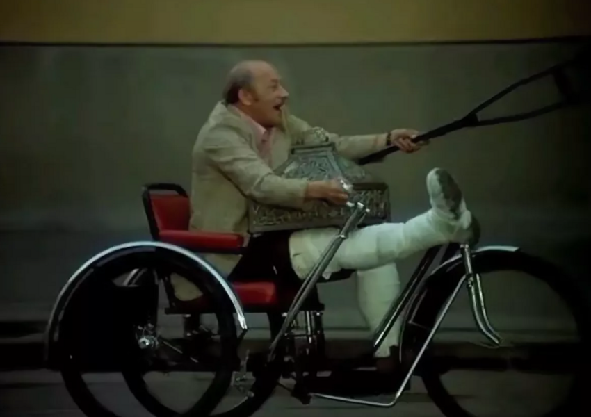 Советский велосипед с детской прицепной коляской