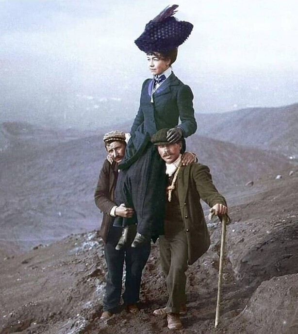 Горные гиды несут дамочку, возжелавшую взойти на Везувий в 1910 году