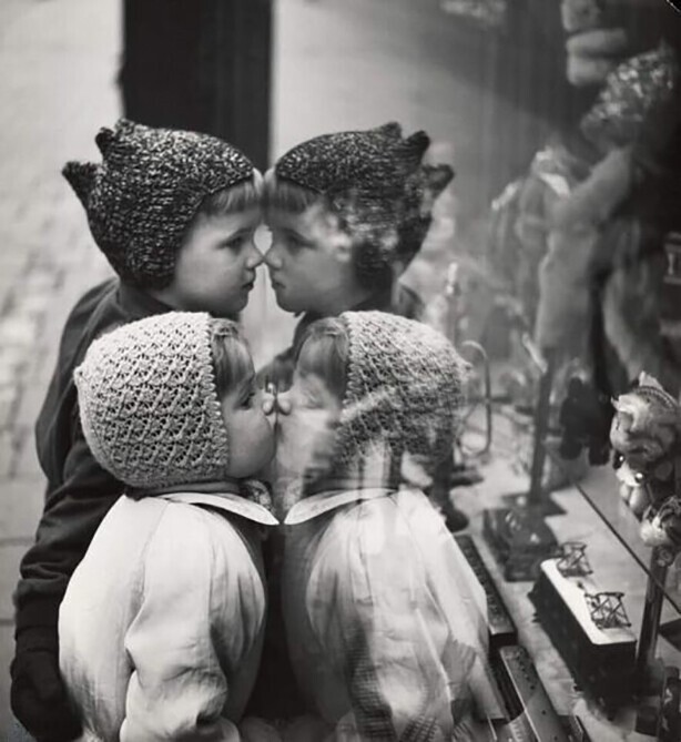 Дети смотрят в стекло витрины, примерно 1950-е годы, Нидерланды. Фотограф Виктор Мееуссен