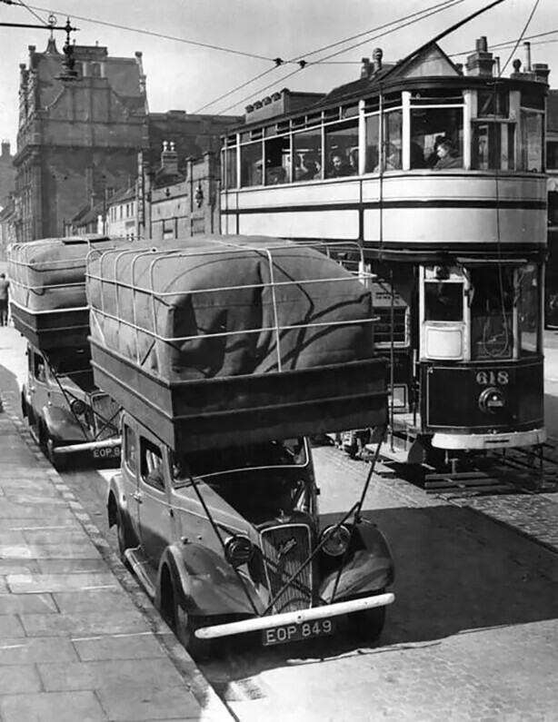 Лондонское такси с газовыми баллонами на крыше, 1940 год. На одной заправке такого баллона автомобиль мог проезжать около 50 км